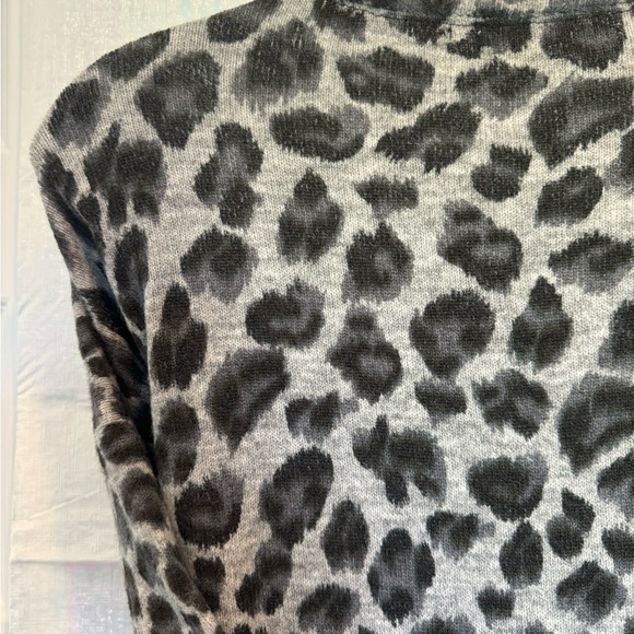Plus Size Animal Print Cozy Sweater. Gray. Size 26/28. V neck - Picture 3 of 6